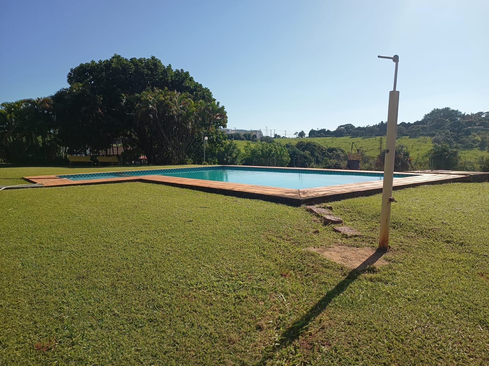 Vista da piscina do Centro de Treinamento Tecnoseg com Serra do Japi ao fundo