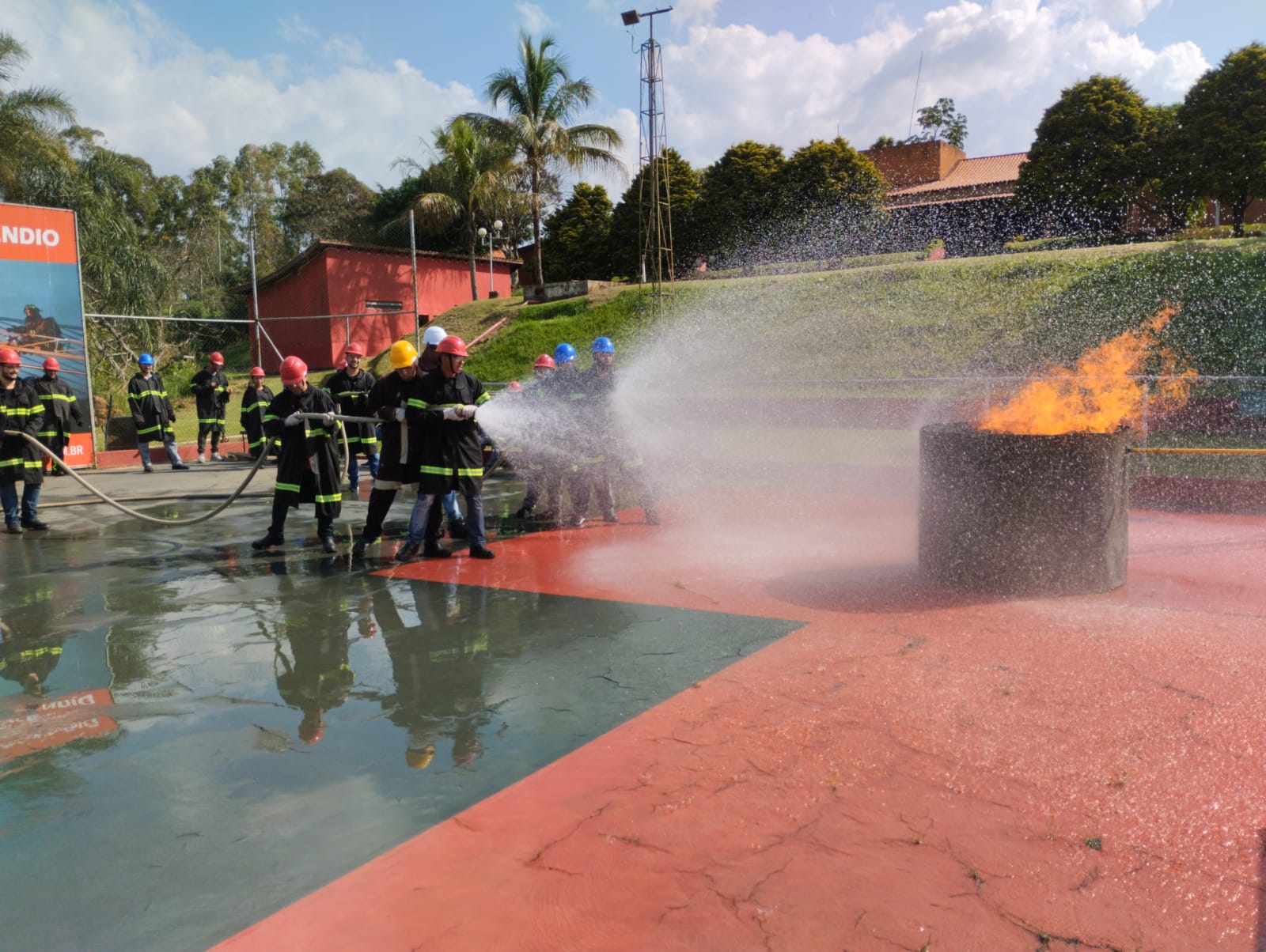 Pista de combate a incêndio no CT Tecnoseg com extintores e mangueiras