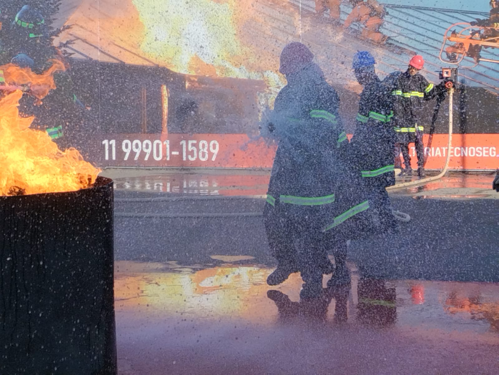 Brigadistas em treinamento prático de combate a incêndio com fogo real na pista do CT Tecnoseg