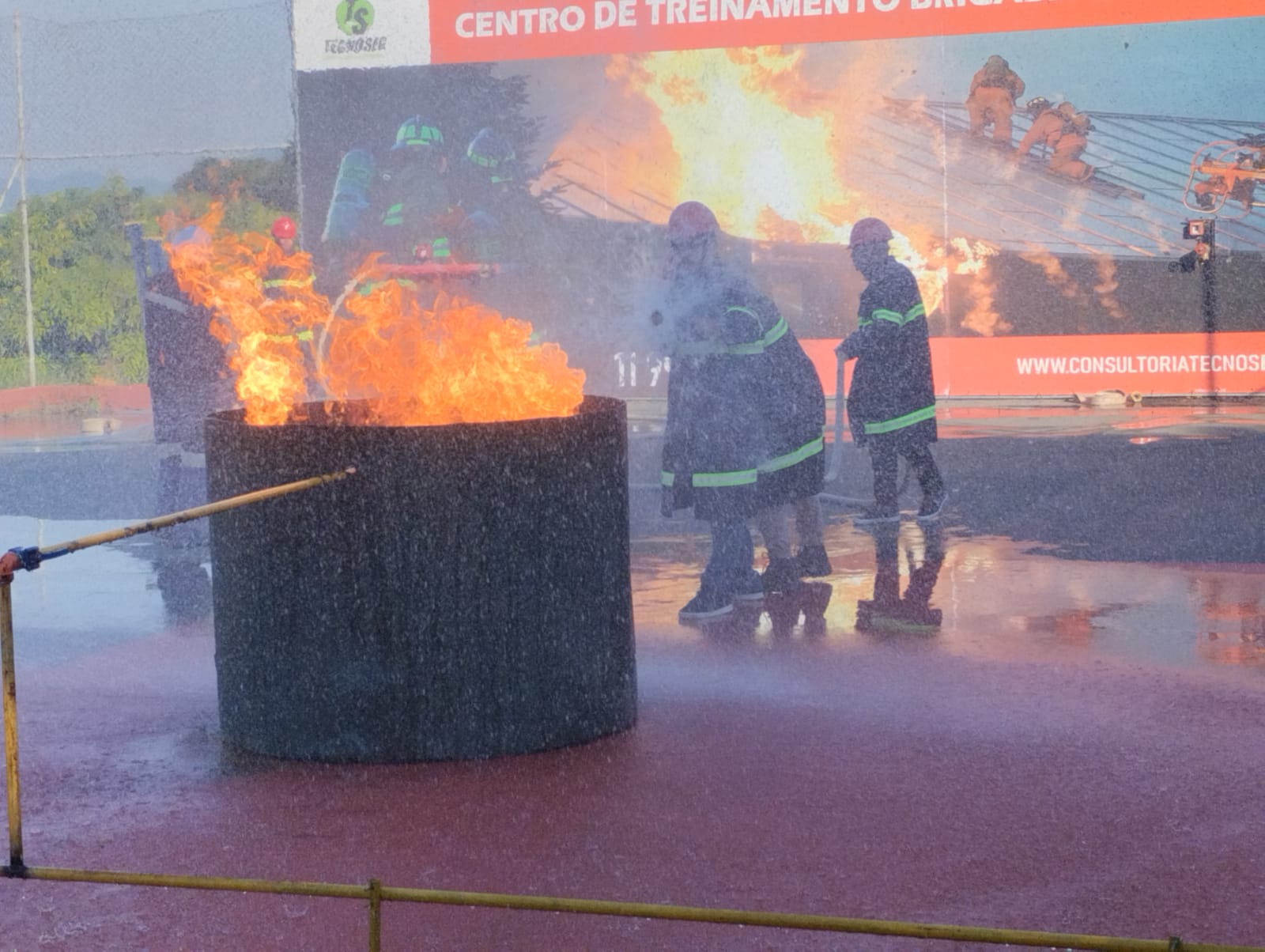 Pista de incêndio com múltiplos focos para treinamento avançado de brigada no CT Tecnoseg
