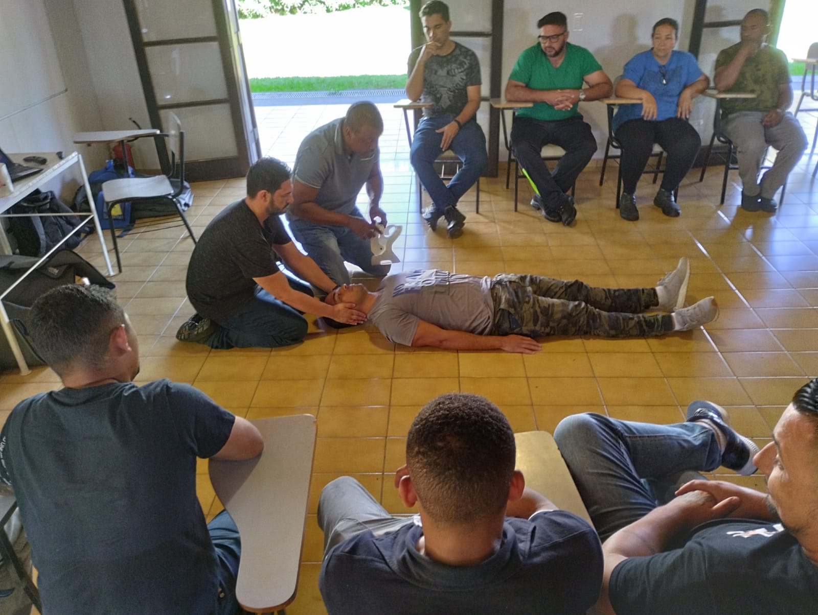 Área de treinamento de primeiros socorros no Centro de Treinamento Tecnoseg com manequins e DEA