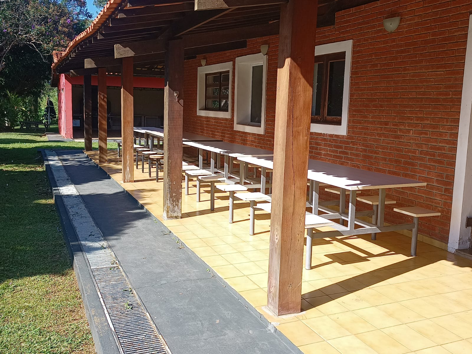 Varanda para refeições do Centro de Treinamento Tecnoseg com vista para as pistas