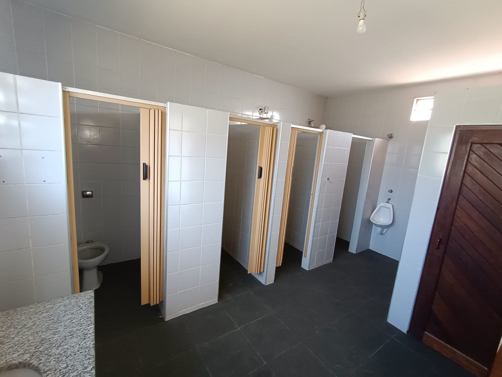 Vestiário feminino do Centro de Treinamento Tecnoseg com instalações completas