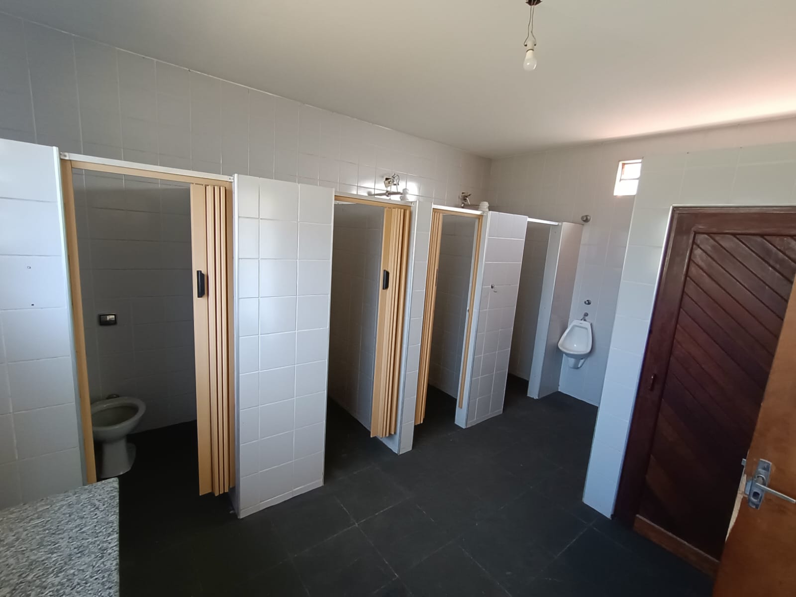 Vestiário masculino do CT Tecnoseg com armários individuais para brigadistas